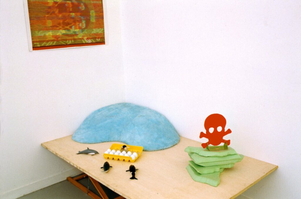 installation, scène, salle de jeu, divers matériaux, bois, textile etc