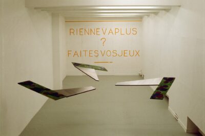 installation, structure metal flottantes, texte écrit a même le mur