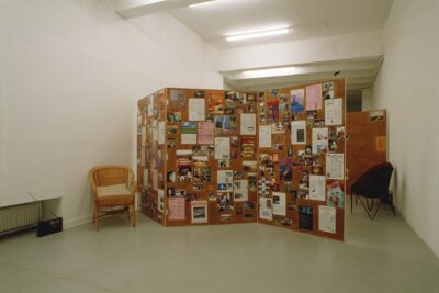 bois, résine, peinture, photocopies, sièges, transistors, métal, tissue, dimensions variables