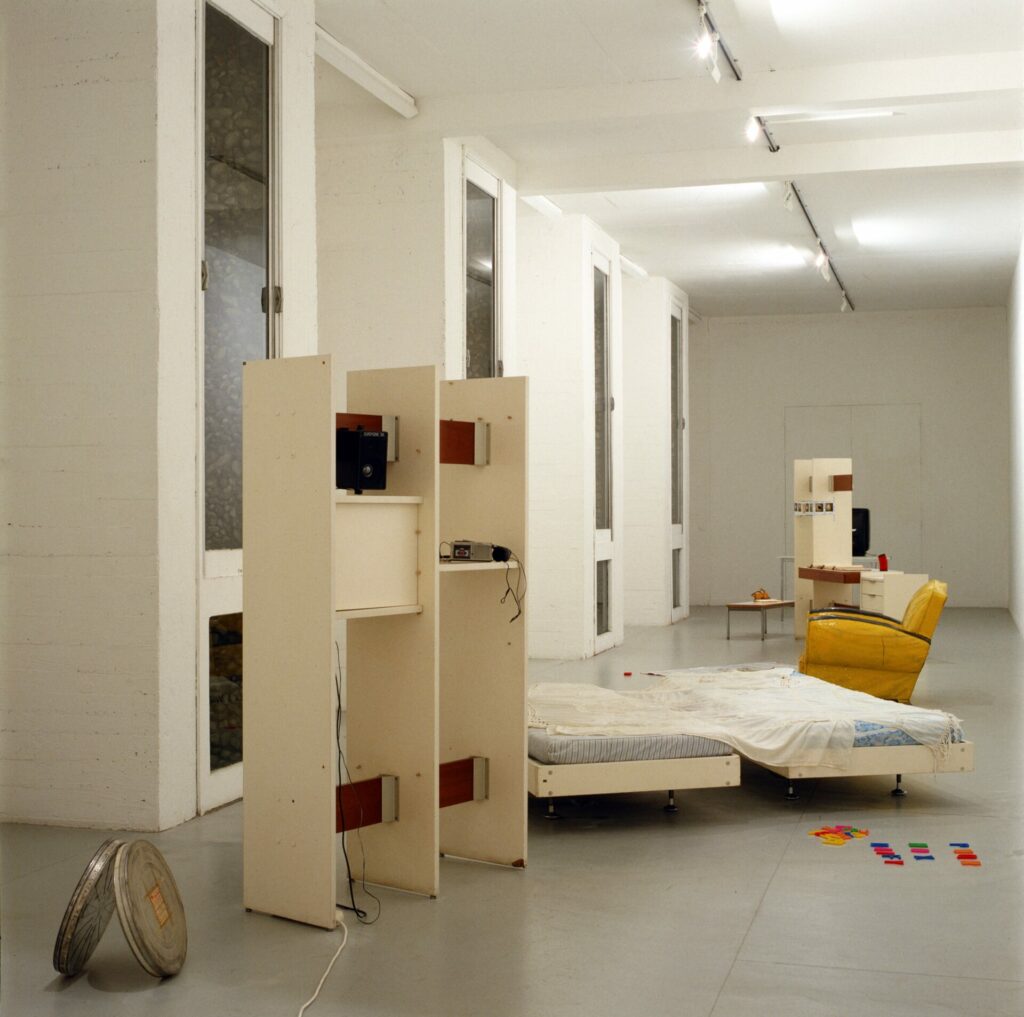 installation, bois, fauteil, objets diverts, lettre en plastique pour les enfants, télé
