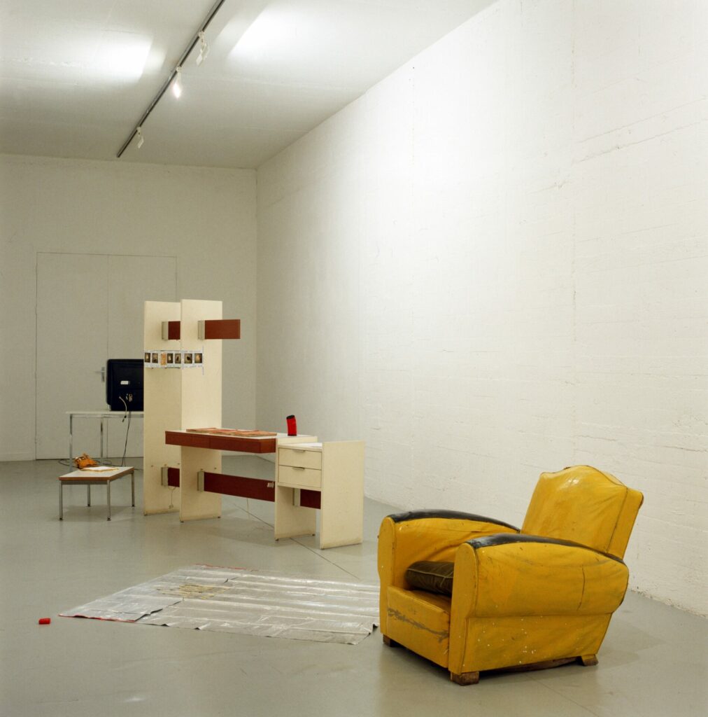 installation, bois, fauteil, objets diverts, lettre en plastique pour les enfants, télé