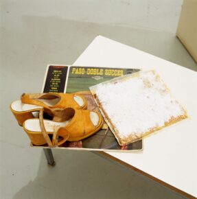 installation, bois, fauteil, objets diverts, lettre en plastique pour les enfants, télé