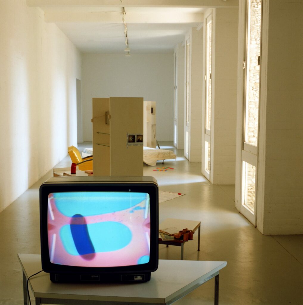 installation, bois, fauteil, objets diverts, lettre en plastique pour les enfants, télé