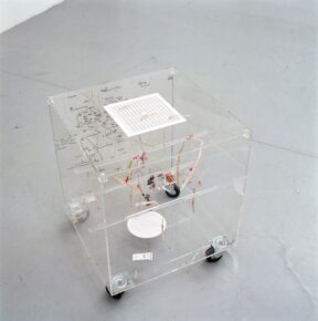 plexiglas, métal, caoutchou, journaux déchirés, ecnre, ruban adhésif, déchets