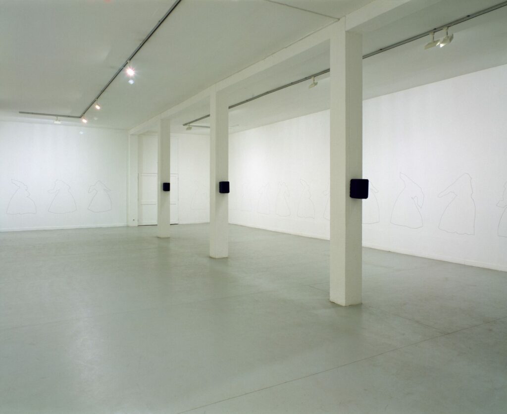 installation plastique et sonore : 25 silhouettes aux murs, diffusion d'une bande sonore "hush" réalisée par l'artiste