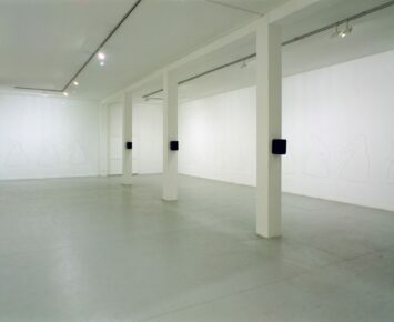 installation plastique et sonore : 25 silhouettes aux murs, diffusion d'une bande sonore "hush" réalisée par l'artiste