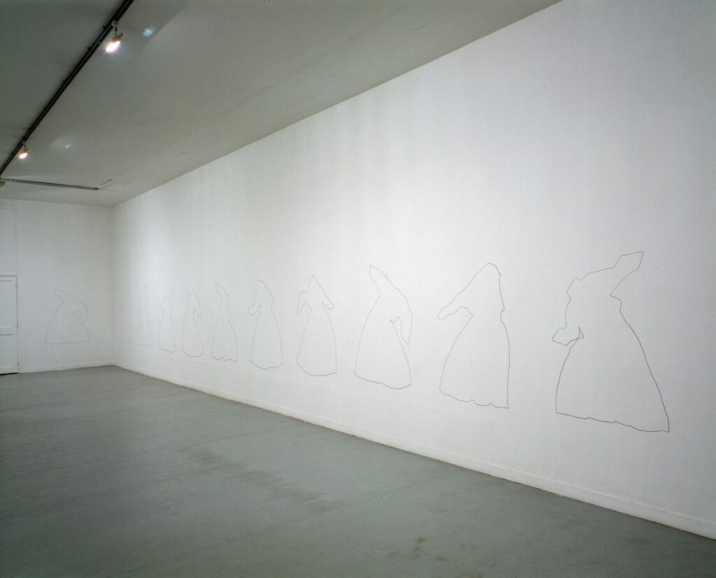 installation plastique et sonore : 25 silhouettes aux murs, diffusion d'une bande sonore "hush" réalisée par l'artiste