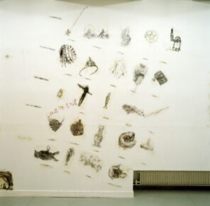 dessin fusains, peinture a même le mur de la galerie