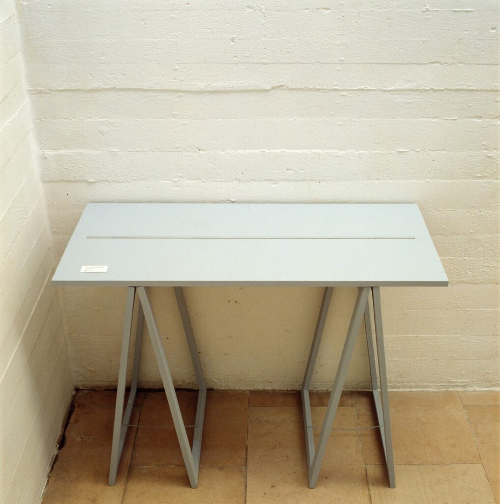 réglette métal sur table en bois