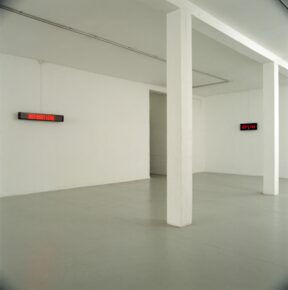 installation (technique mixte : horloges synchrones, projection, son, matériaux divers)