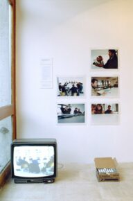 photographies au mur, écran au sol,