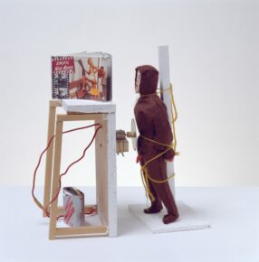 installations sur tables à trétaux : matériaux divers avec figurines