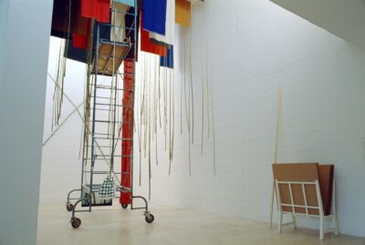 installation : tissus, matériaux divers