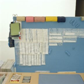 instalation, tissue, mousse, ecriture, beton