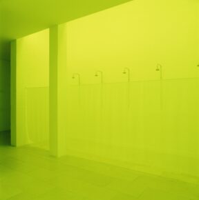 Installation in situ (détail) : pommes de douche, voilage, tubes fluo jaunes
