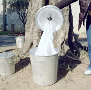 installation : poubelles et chaînes en métal