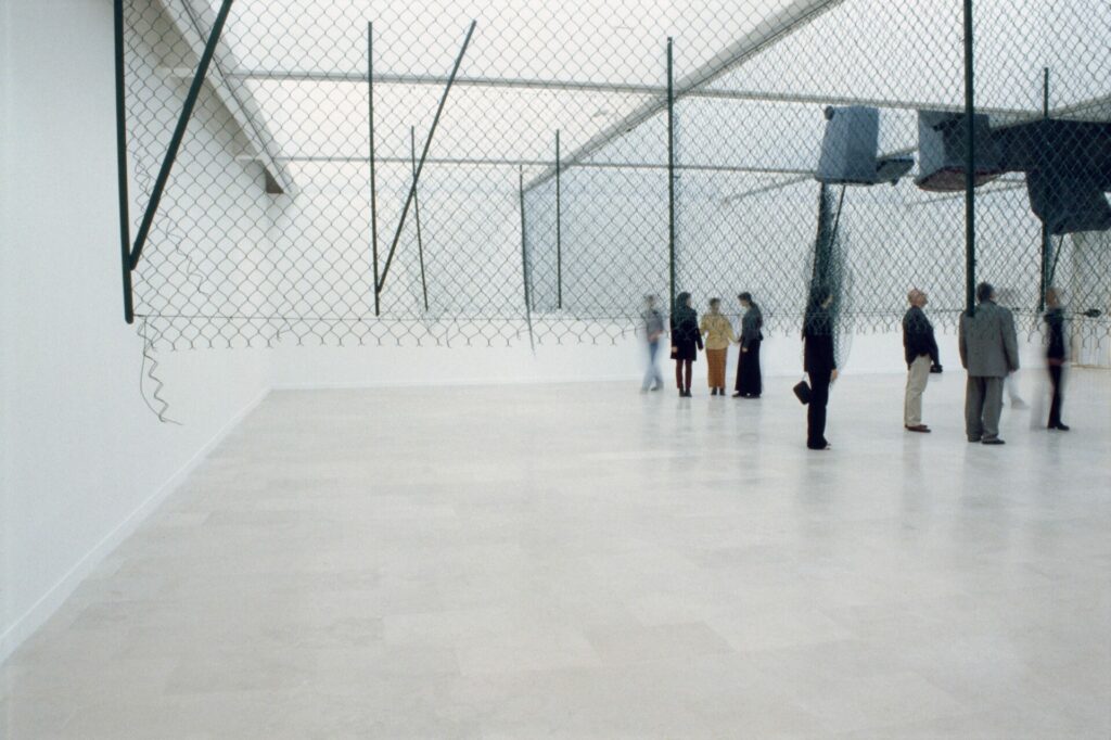 installation : grillage, conteneurs à ordures, métal, plastique