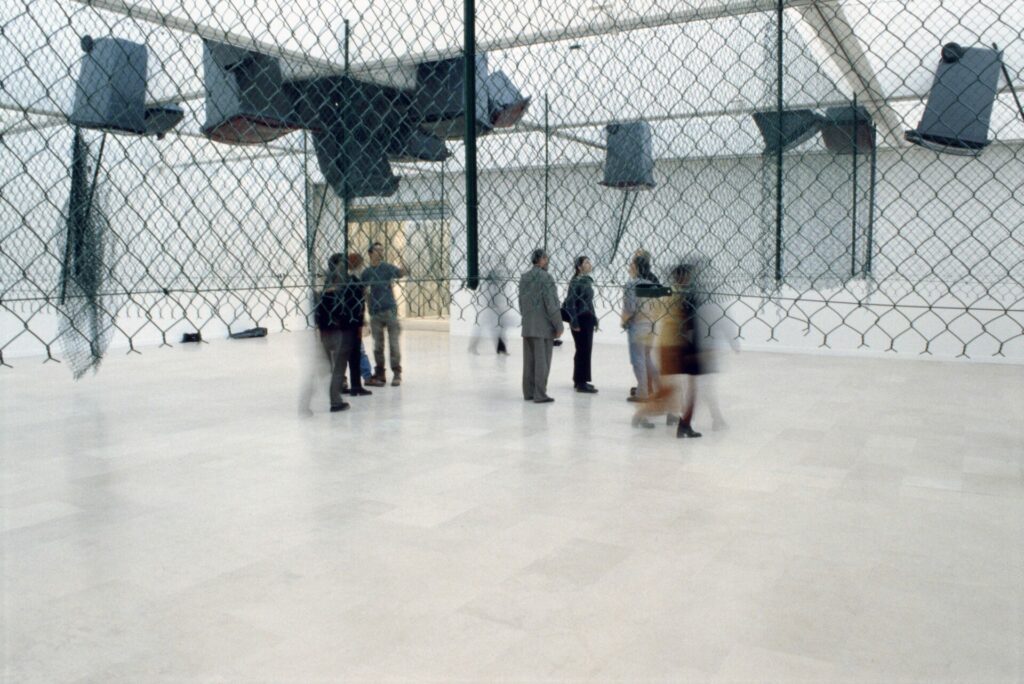installation : grillage, conteneurs à ordures, métal, plastique