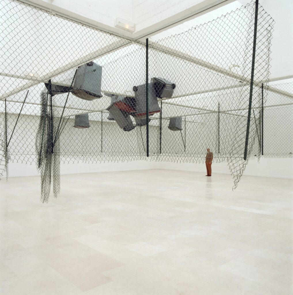 installation : grillage, conteneurs à ordures, métal, plastique