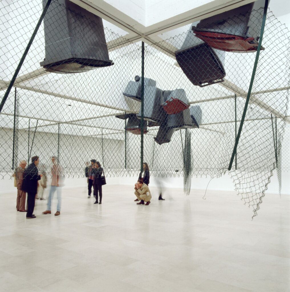 installation : grillage, conteneurs à ordures, métal, plastique