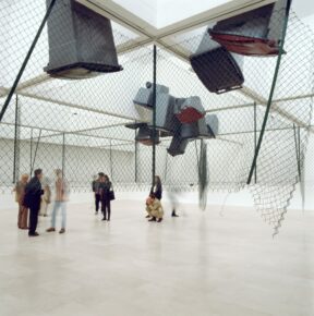 installation : grillage, conteneurs à ordures, métal, plastique