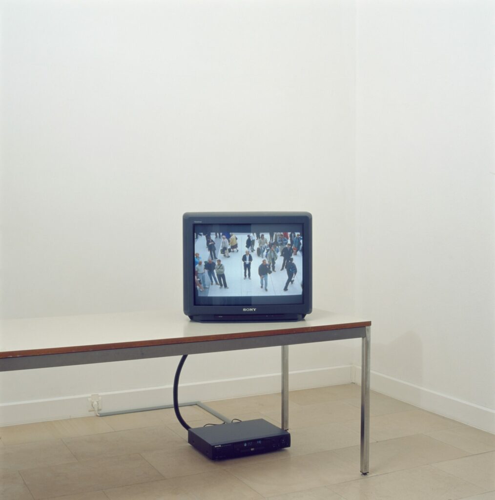 film 35 mm sonore sur DVD, diffusion sur moniteur, table