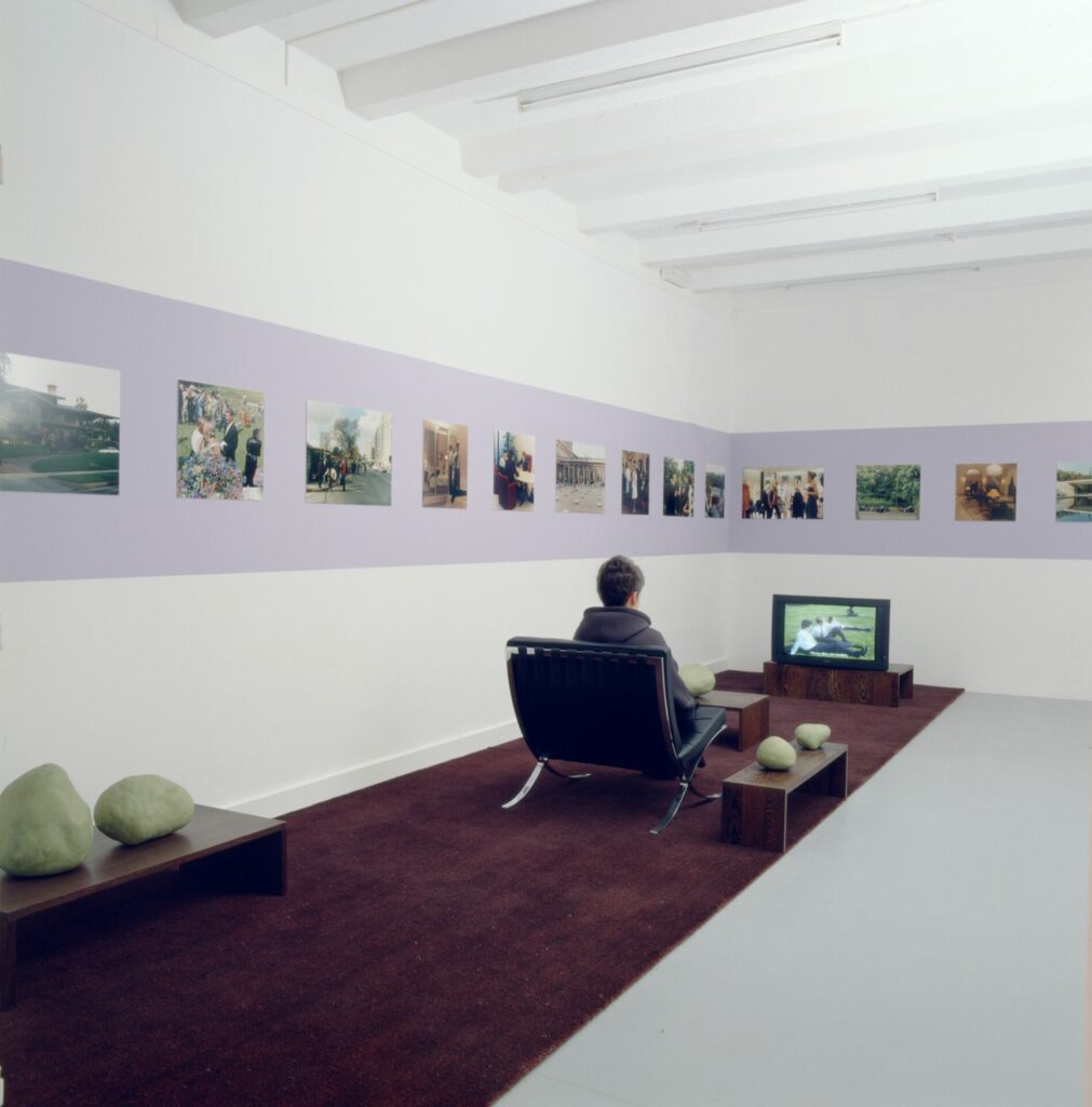 installation (mobilier, tapis, pierres) avec vidéo sonore "Accident providentiel" de 1998