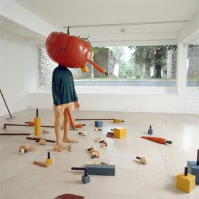 fibre de verre, aluminium, uréthane, vêtement, personnage en plexiglas et divers objets sur un tapis