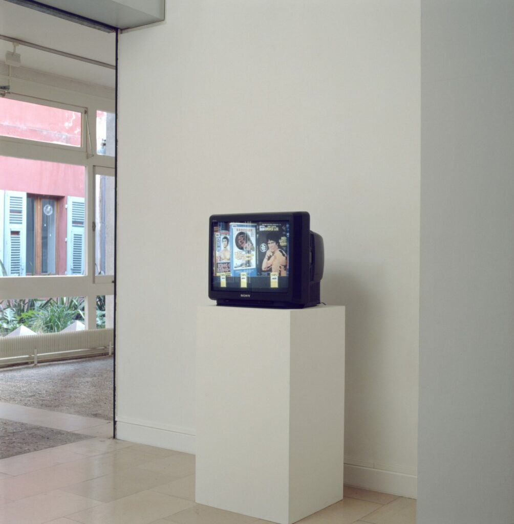 Vue de l'exposition Import/Export, 2002, crédits photo : Jean Brasille