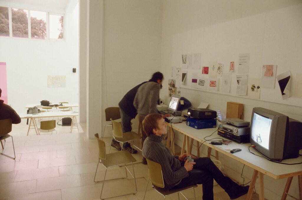 Vue de l'exposition Import/Export, 2002, crédits photo : Jean Brasille