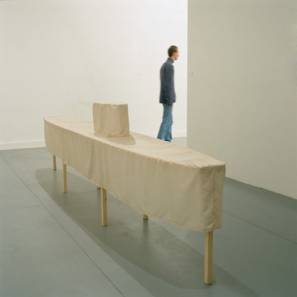 Vue de l'exposition Import/Export, 2002, crédits photo : Jean Brasille