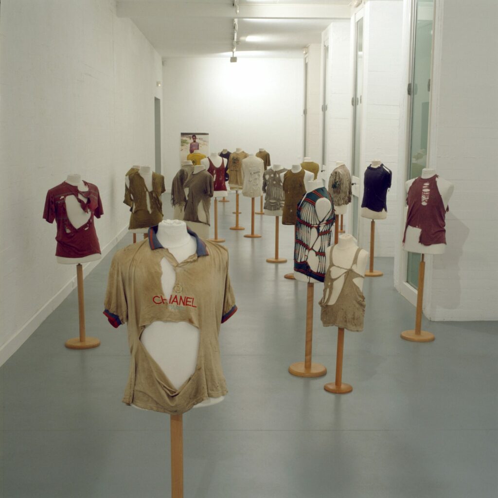 Vue de l'exposition Import/Export, 2002, crédits photo : Jean Brasille