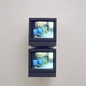 installation vidéo (2 moniteurs 14 pouces, 2 lecteurs DVD, fixations métal et bois)
