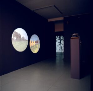 installation (diaporama avec 3 projecteurs, socles, matériaux divers)