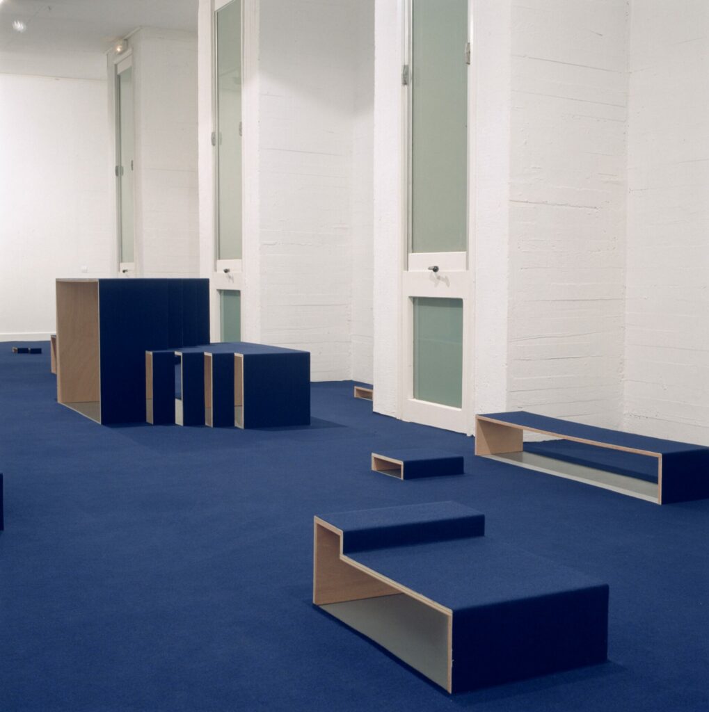 la moquette bleu nuit recouvrait : le sol entier de la salle, installation, escalier et modules architecturaux en contre plaqué