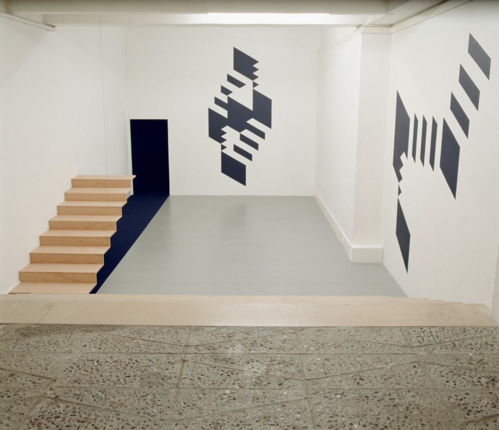la moquette bleu nuit recouvrait : le sol entier de la salle, installation, escalier et modules architecturaux en contre plaqué