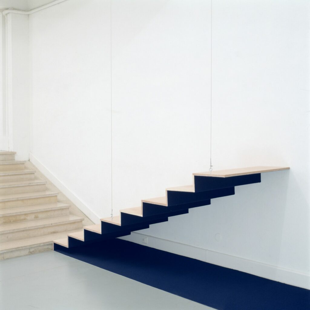 la moquette bleu nuit recouvrait : le sol entier de la salle, installation, escalier et modules architecturaux en contre plaqué