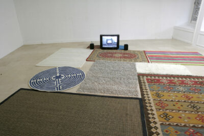 installation, vidéo sur moniteur, tapis