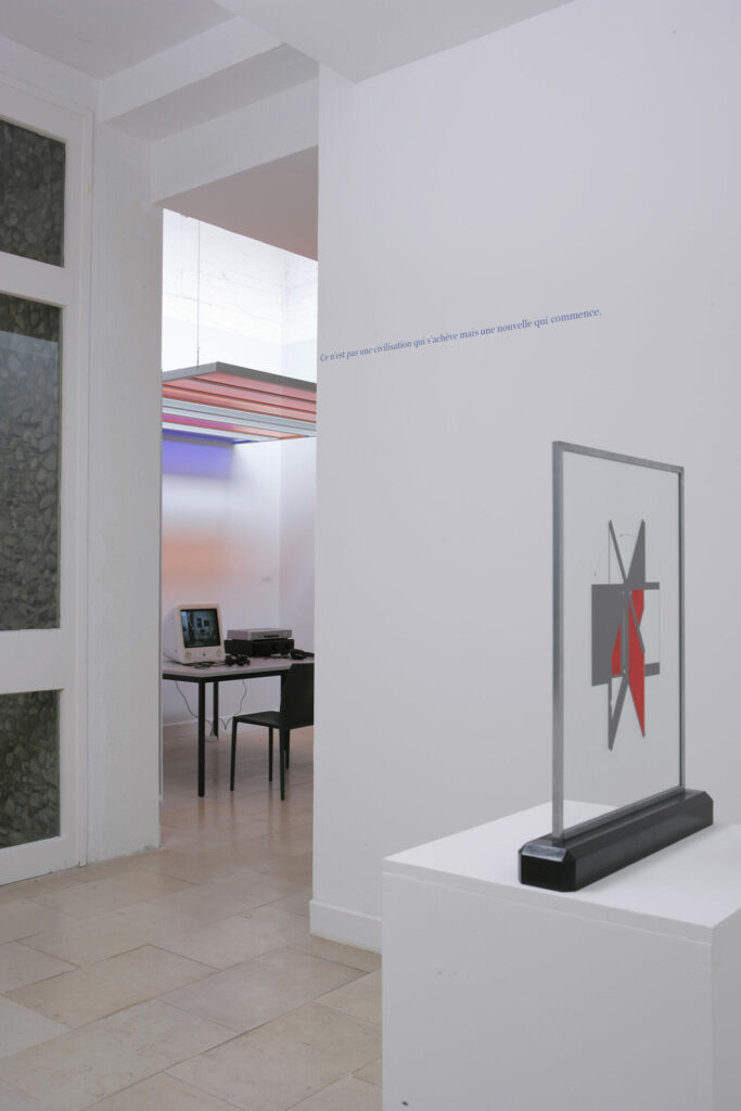 installation, aluminium anodisé, 5 plaques de plexiglas, câbles et serre-câbles d'acier