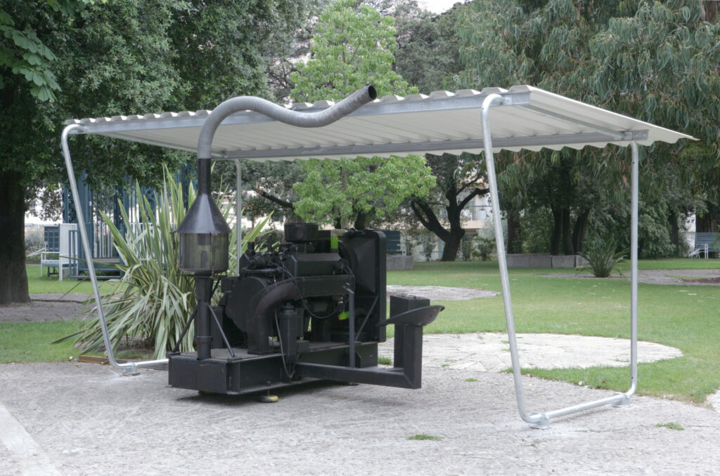 moteur diesel de camion,globe en Pyrex, siège, levier de vitesses, abri métallique
