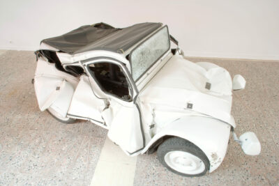 voiture 2 cv Citroën, vérin hydraulique, photographies collées sur mur
