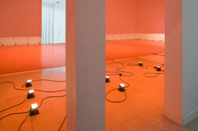 installation (bâche orange, tendeurs, 9 spots)