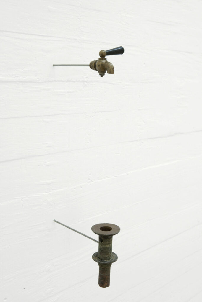 installation (robinet et bonde sur des tiges en métal)