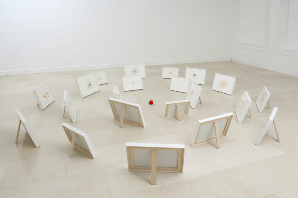 série de 21 dessins réalisés par des enfants, pâte à modeler