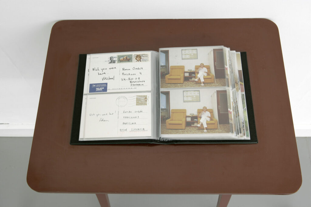 100 cartes postales, album, table