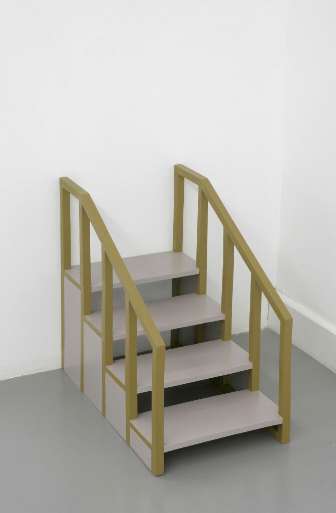 Installation escalier collé face contre le mur