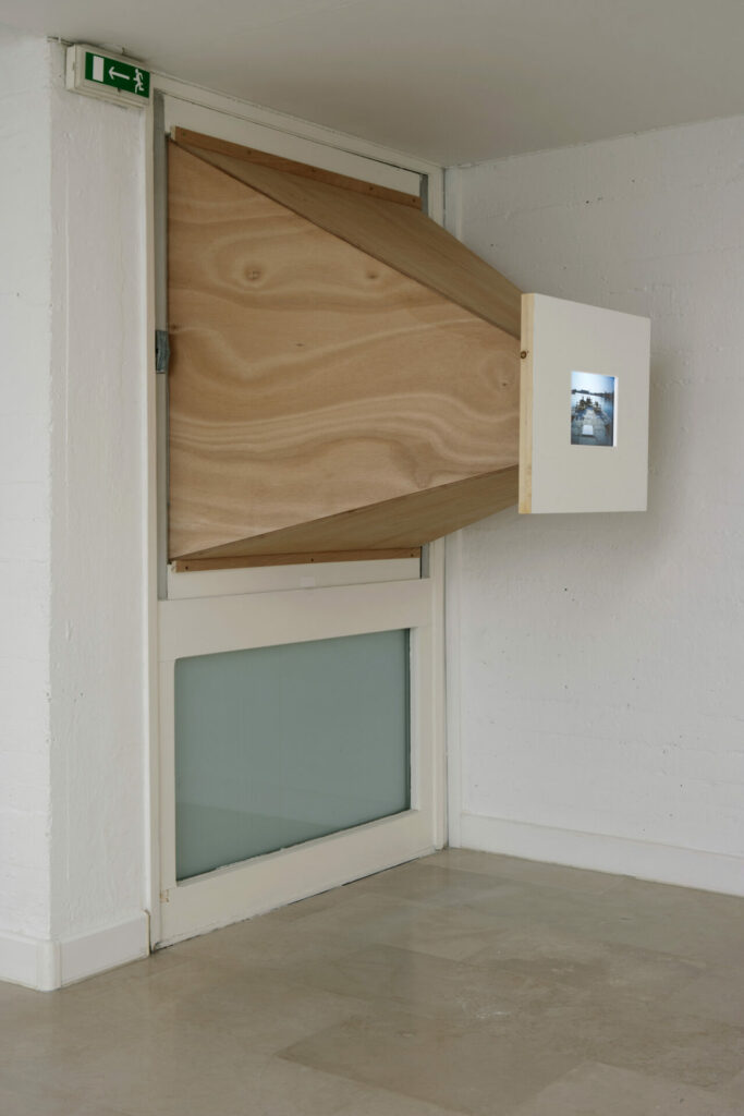 installation (bois, ekta couleur, verre)