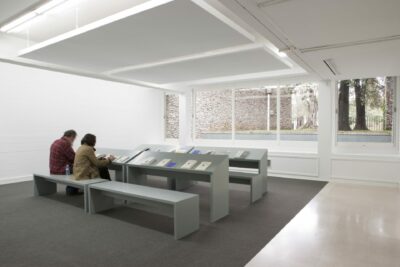 bande sonore mono, mobilier de présentation et livres en consultation