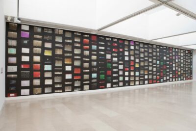 Mur recouvert de papier peint représentant des scans de livre et ou papier d'archive