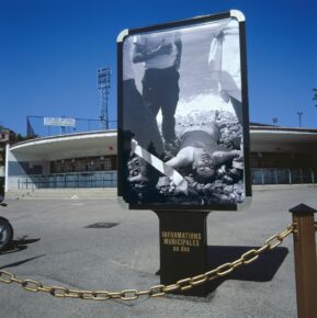 6 affiches sérigraphiées sur papier, montrées dans les panneaux d'affichages municipaux de la ville de Nice
